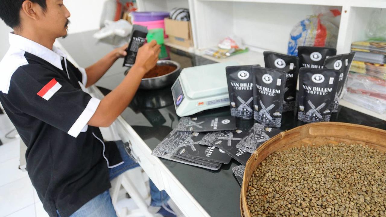 Proses pengemasannya menarik menggunakan bungkus berwarna hitam dan ada gambar bangunan ikonik kincir angin Belanda dengan tulisan 'Van Dillem Coffee.'