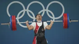 Lifter Indonesia, Eko Yuli Irawan saat gagal melakukan angkatan clean and jerk cabor angkat besi Olimpiade Paris 2024 di South Paris Arena, Paris, Prancis, Rabu (07/08/2024). (AP Photo/Kin Cheung)