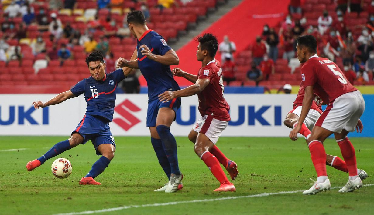 Singapura akhirnya bisa menyamakan skor 1-1 di menit ke-4 masa injury time babak pertama. Gol yang dicetak Song Ui-yong justru terjadi usai Singapura kehilangan Safuwan Baharudin yang mendapat kartu kuning kedua dua menit sebelumnya. (AFP/Roslan Rahman)