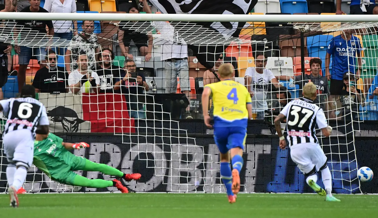 Pemain Udinese Roberto Pereyra (kanan) mencetak gol lewat titik penalti ke gawang Juventus pada pertandingan Liga Italia Serie A di Dacia Arena Stadium, Udine, Italia, 22 Agustus 2021. Pertandingan berakhir dengan skor 2-2. (MIGUEL MEDINA/AFP)