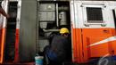 Pemeriksaan ekstra untuk mesin lokomotif, gerbong kereta dan jalur kereta demi kenyamanan pengguna jasa kereta api, Jakarta, Jumat (11/7/2014) (Liputan6.com/Faizal Fanani)