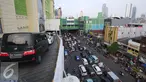  Sejumlah kendaraan terjebak kemacetan panjang di Tanah Abang Jakarta, Sabtu (25/6). Kemacetan tersebut terjadi akibat banyaknya masyarakat yang ingin berbelanja di pasar Tanah Abang untuk memenuhi kebutuhan Idul Fitri. (Liputan6.com/Angga Yuniar)
