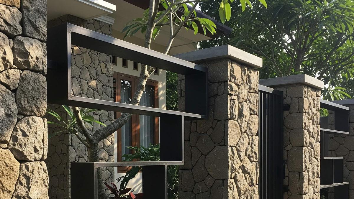 7 Inspirasi Pagar Batu Alam Berpadu Besi Minimalis, Gaya Rustic Elegan untuk Hunian Modern