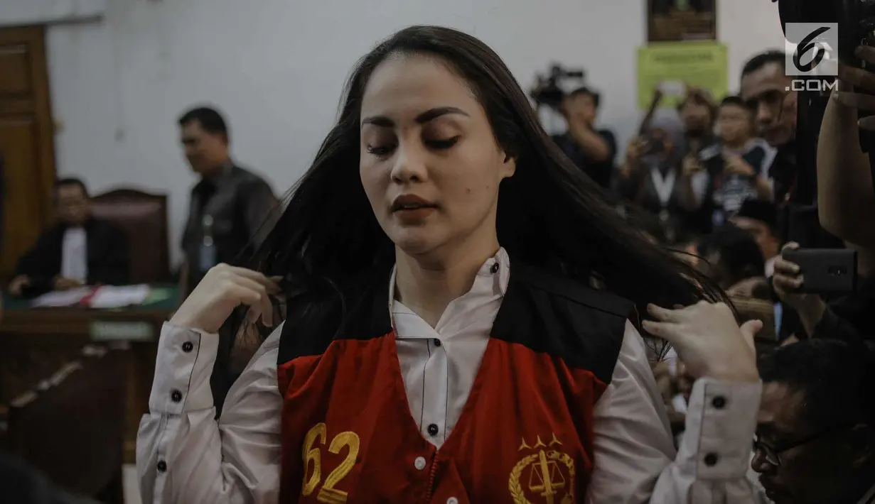Aktris Jeniffer Dunn usai mengikuti persidangan perdana penyalahgunaan narkoba di Pengadilan Negeri Jakarta Selatan, Kamis (5/4). Sidang tersebut beragendakan pembacaan dakwaan. (Liputan6.com/Faizal Fanani)