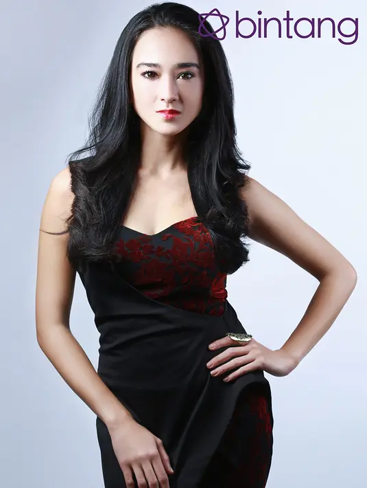 Untuk melebarkan sayapnya perempuan kelahiran Malang, 20 Maret 1994 ini mencoba ikut casting dalam film Stay with Me.(Fotografer: Fathan Rangkuti, Digital Imaging: Muhammad Iqbal Nurfajri/Bintang.com)
