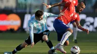 Gelandang Chili, Arturo Vidal (kanan) berusaha mengontrol bola dari kejaran Lionel Messi di final Copa America 2015 di Stadion Nasional, Santiago, Chili, (4/7/2015). Chili menang lewat adu penalti atas Argentina dengan skor 4-1. (REUTERS/Marcos Brindicci)