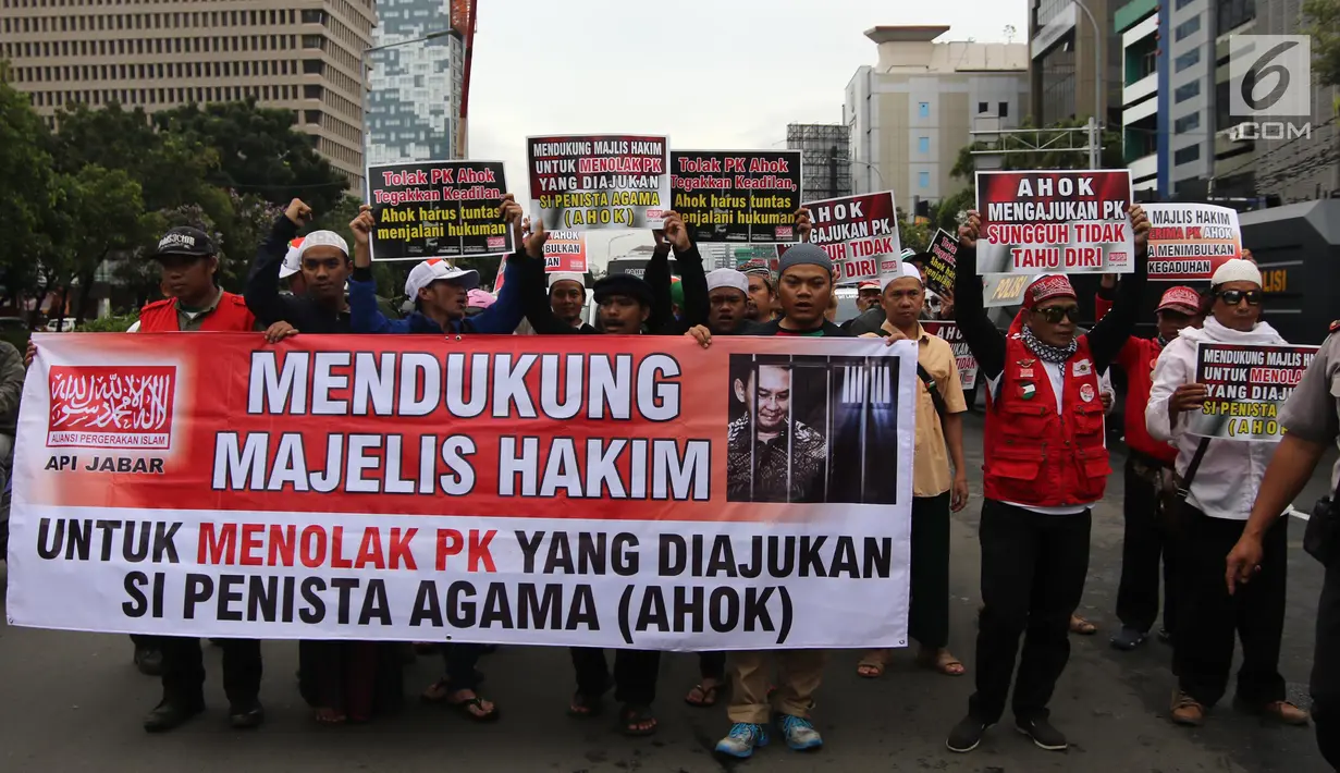 Massa yang tergabung dalam Aliansi Pergerakan Islam (API) melakukan aksi di depan PN Jakarta Utara, Senin (26/2). Dalam aksinya, mereka menolak peninjauan Kembali (PK) yang diajukan oleh Basuki Tjahaja Purnama atau Ahok. (Liputan6.com/Arya Manggala)