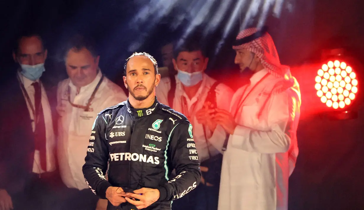 Kemenangan Hamilton di GP Jeddah 2021 membuat poinnya menyamai Verstappen, yaitu 369,5 poin. Hal terebut menambah catatanya memenagi 31 balapan di sirkuit yang berbeda. Selain itu, pencapaian Hamilton merupakan kemenangan ketiga beruntun di F1 2021. (AFP/Giuseppe Cacace)