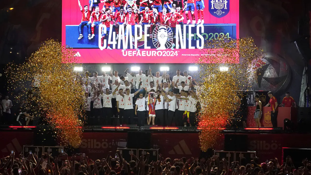Foto: Sambutan Meriah Warga Spanyol saat Parade Kemenangan Euro 2024