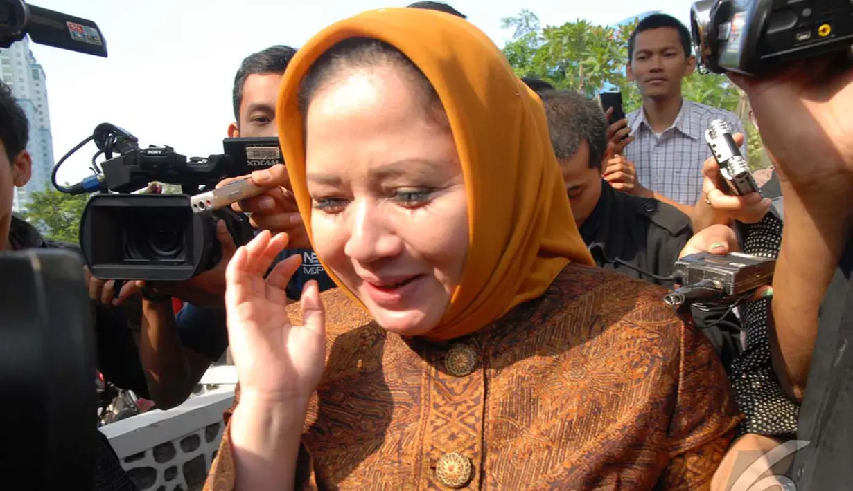 Wardhatul Asriah, istri tersangka Suryadharma Ali penuhi panggilan KPK (Liputan6.com/Miftahul Hayat)