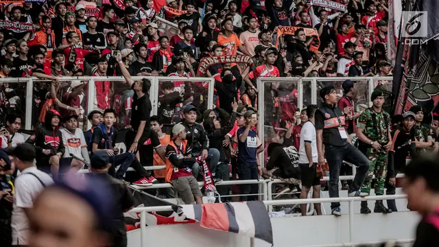 Suporter Rusak Pagar Pembatas Tribun Penonton SUGBK