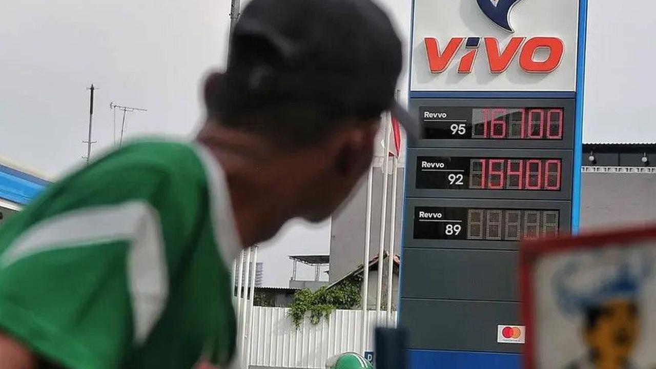 Kemudian, Revvo 92 atau setara Pertamax sekarang dijual Rp15.300 per liter yang sebelumnya Rp14.300 per liter.