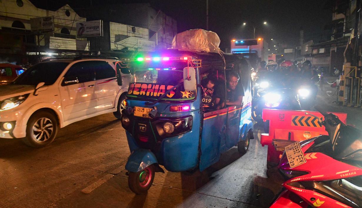 Diketahui, jalur ini menjadi akses utama bagi pemudik bermotor yang akan menuju sejumlah wilayah di Jawa Tengah dan Jawa Timur. Tampak dalam foto, pengendara kendaraan bermotor melintas di Jalan Raya Cikarang, Bekasi, Jawa Barat, Rabu (18/3/2026). (merdeka.com/Arie Basuki)