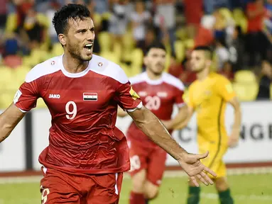 Pemain Suriah, Omar Al Somah, melakukan selebrasi usai mencetak gol ke gawang Australia pada laga Kualifikasi Piala Dunia 2018 di Stadion Hang Jebat, Kamis (5/10/2017). Suriah bermain imbang 1-1 dengan Australia. (AFP/Mohd Rasfan)