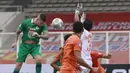 Pemain PSS Sleman, Aaron Evans (kiri) menyundul bola saat melawan Persiraja Banda Aceh dalam laga pekan kedua BRI Liga 1 2021/2022 di Stadion Madya, Jakarta, Sabtu (11/9/2021). PSS Sleman kalah 2-3. (Foto: Bola.Com/M. Iqbal Ichsan)