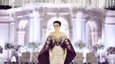 Seperti saat tampil menyanyi di event wedding, Momo tampil dengan dress couture model off-the-shoulder dengan aksen cape dari desainer favoritnya @nancywarrencouture (Foto: Instagram @therealmomogeisha)