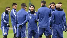 Bintang Argentina, Lionel Messi (tengah) berbincang dengan rekan-rekannya saat sesi latihan di City Football Academy, Manchester, (20/3/2018). Argentina akan melawan Italia pada laga persahabatan di Etihad Stadiu. (Dave Howarth//PA via AP)