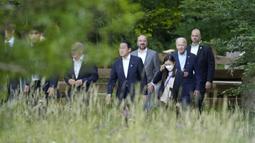 Presiden AS Joe Biden (kedua kanan) berjalan dengan para pemimpin G7 lainnya untuk foto bersama di KTT G7 di Castle Elmau, Kruen, dekat Garmisch-Partenkirchen, Jerman, 26 Juni 2022. Kelompok tujuh kekuatan ekonomi terkemuka dunia menggelar pertemuan tahunan di Jerman pada Minggu sampai Selasa. (AP Photo/Markus Schreiber, Pool)