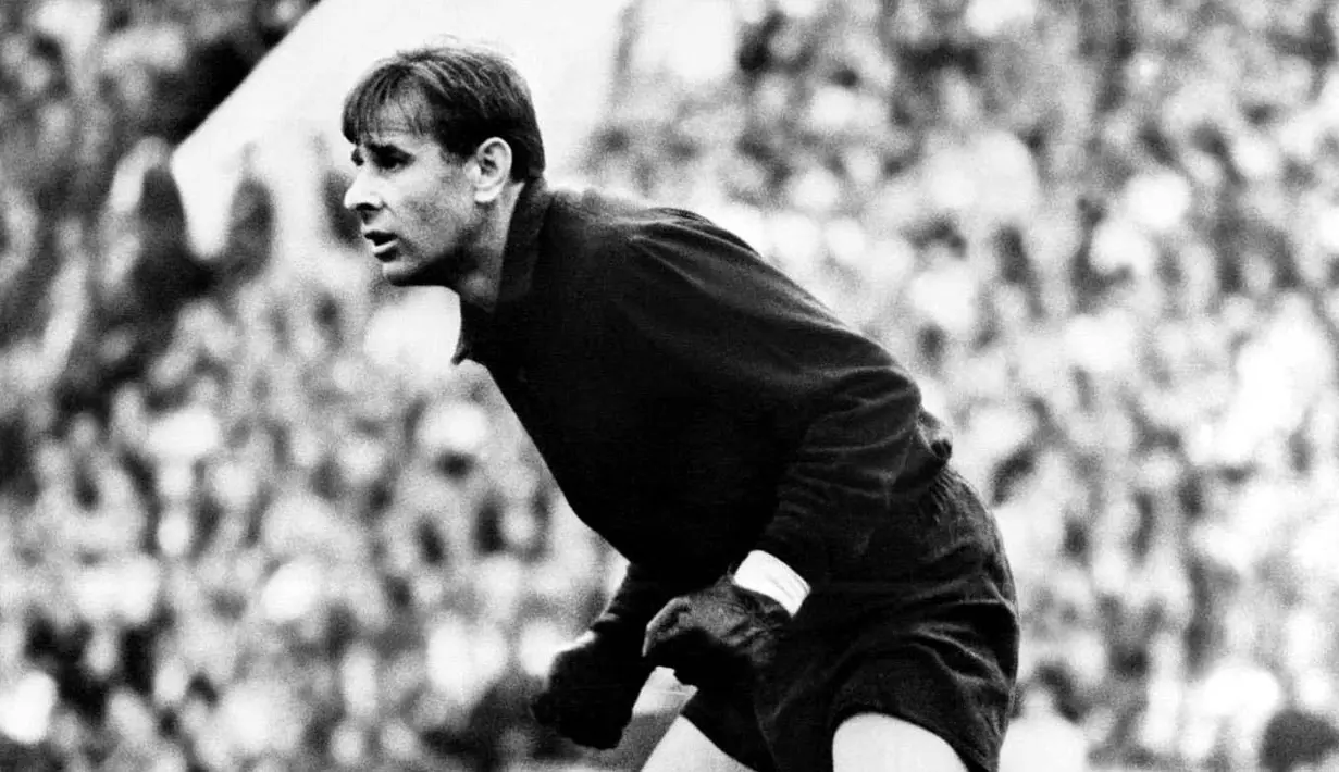 Nama Lev Yashin akan selalu abadi dalam sejarah sepak bola dunia. Kiper legendaris Uni Soviet itu selalu dikenang sebagai salah satu penjaga gawang terbaik sepanjang masa. (Photo by STF / TASS / AFP)