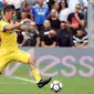 Aksi pemain Juventus, Paulo Dybala (kanan) melewati adangan pemain Sassuolo pada lanjutan Serie A di  Stadio Citta del Tricolore, Reggio Emilia, Italia (17/9/2017). Juventus menang 3-1.  (Elisabetta Baracchi/ANSA via AP)