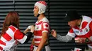 Seorang  fans mengcat tubuhnya sebelum pertandingan Piala Dunia Rugby 2015  antara Samoa melawan Jepang stadion MK, Milton Keynes, Inggris (3/10/2015). (Reuters/Andrew Boyers)