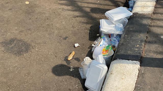 Sampah sisa makanan dari para demonstran di depan Gedung DPR RI hari ini, Selasa, 11 Juli 2023.