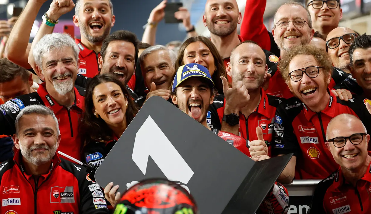 Pembalap Ducati Lenovo, Francesco Bagnaia (tengah) berfoto bersama dengan anggota timnya setelah menjuarai Grand Prix MotoGP Qatar di Sirkuit Internasional Lusail, Doha, 10 Maret 2024. (KARIM JAAFAR/AFP)