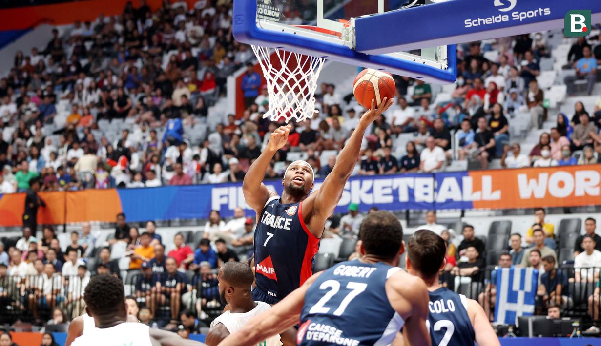 Pebasket Prancis, Guerschon Yabusele, melakukan lay up saat melawan Pantai Gading pada pertandingan FIBA World Cup 2023 di Indonesia Arena, Sabtu (2/9/2023). Prancis menang dengan skor 87-77. (Bola.com/M Iqbal Ichsan)