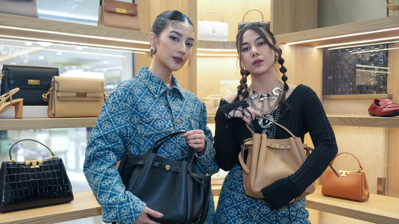 Adinda Thomas dan Fita Anggriani Tas Romy Tory Burch saat hadir di Pop Up Store Mall Kota Kasablanka