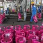 Pekerja melakukan pengisian tabung Bright Gas 5,5 Kg di Depot and Filling Station LPG Pertamina Plumpang, Jakarta, Selasa (3/11). LPG seharga Rp66.000 ini ditargetkan merebut 23% pangsa pasar gas subsidi 3 kg dalam lima tahun. (Liputan6.com/Angga Yuniar)