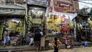 Suasana pasar terbuka di ibu kota Yaman, Sanaa (2/5/2021). Umat Muslim di Yaman memenuhi pasar menjelang liburan Idul Fitri yang menandai akhir bulan suci Ramadhan. (AFP/Mohammed Huwais)