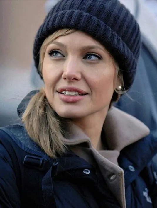 Seperti yang dikatakan seorang sumber, belakangan ini kualitas tidur Jolie memang kurang baik. Ia hanya tidur selama beberapa jam dalam sehari. Jika dirinya sedang beruntung, ia dapat tidur selama lima jam. (Instagram/angelinajolieofficial)