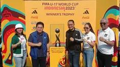 Ketua Umum PSSI, Erick Thohir (dua kiri), Wali Kota Surabaya, Eri Cahyadi (tengah), dan Wakil Ketua Umum PSSI, Ratu Tisha (kiri) saat menghadiri acara Trophy Experience Piala Dunia U-17 2023 yang berlangsung di Surabaya, Minggu (29/10/2023). (Bola.com/Aditya Wany)