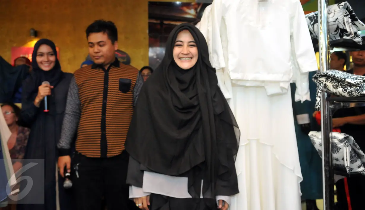 Pipik berpose di butiknya usai acara pembukaan Butik Ummi Pipik, Jakarta, Sabtu (4/7/2015). Pipik berencana membuka cabang di tempat lain di luar Jakarta. (Liputan6.com/Panji Diksana)