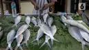 Pedagang membersihkan ikan bandeng yang dia jual di kawasan Rawa Belong, Jakarta, Selasa (21/1/2020). Bandeng yang biasanya menjadi hidangan khas saat Tahun Baru Imlek tersebut mulai ramai diperdagangkan di Rawa Belong. (Liputan.com/Faizal Fanani)