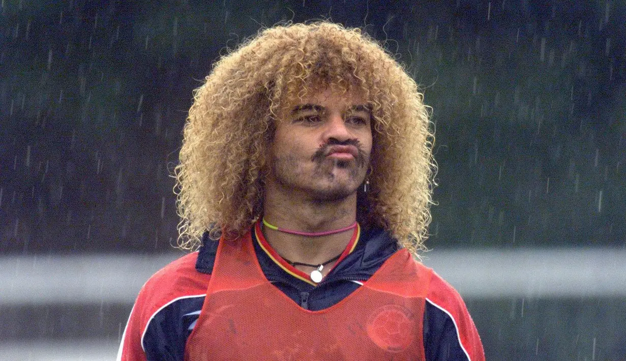 Carlos Valderrama tampil dengan rambut kribo dengan warna kuning. Gaya rambut tersebut sangat akrab bagi para pencita sepak bola pada eranya. Valderrama tercatat menghiasi Piala Dunia sebanyak tiga kali (1990-1998) bersama Timnas Kolombia. (AFP/Gerard Cerles)