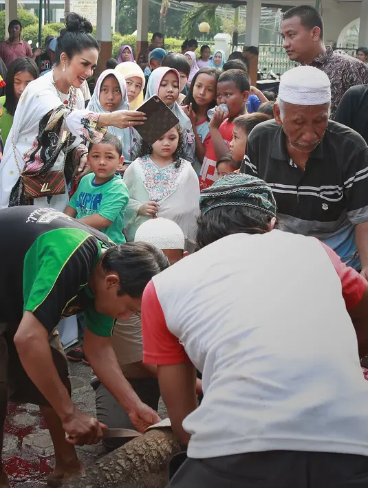 Krisdayanti sendiri juga memilih hari Sabtu pada penyembelihan kurbannya. Sedangkan sang suami, Raul Lemos telah terlebih dulu telah kurban di tanah kelahirannya. (Bambang E. Ros/Bintang.com)