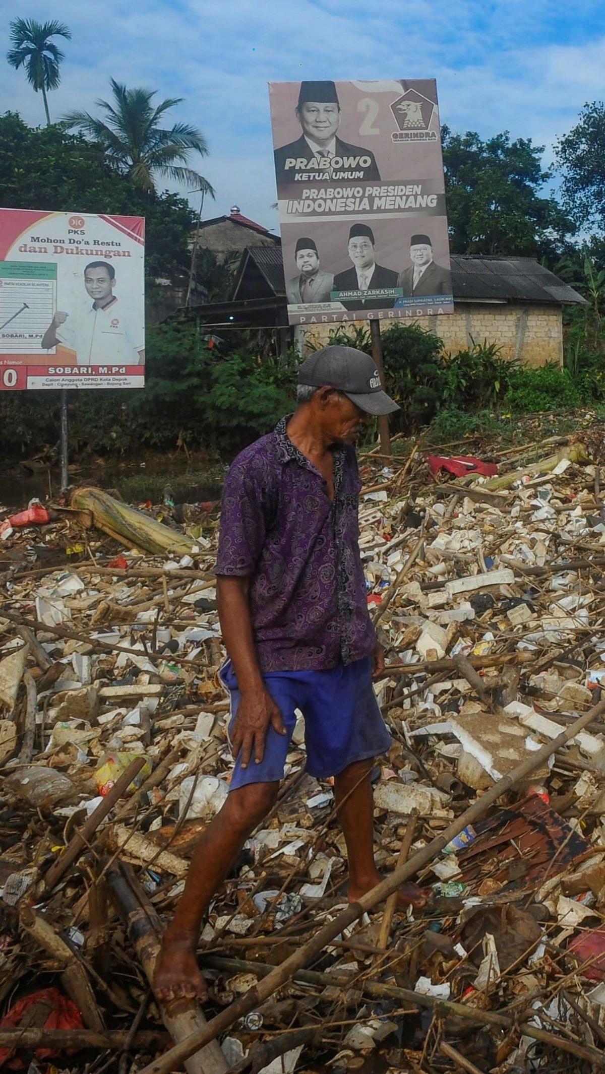 Sejak kemarin, aliran Kali Pesanggrahan telah membawa berbagai jenis sampah rumah tangga yang mengotori sungai dan sekitarnya. Foto: Merdeka.com / Arie Basuki <br>