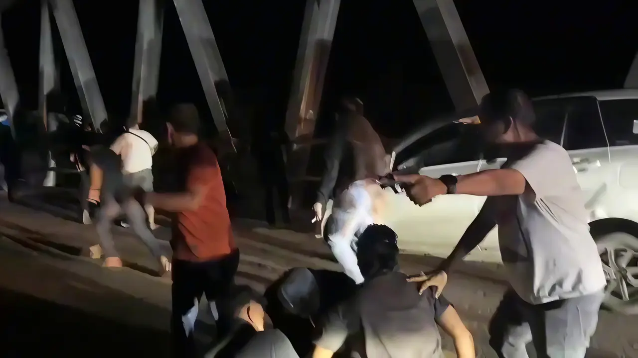 Kurir sabu tabrak mobil polisi