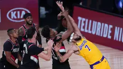 Pebasket Los Angeles Lakers, JaVale McGee, berebut bola dengan pebasket Portland Trailblazers pada babak pertama playoff NBA 2020 di AdventHealth Arena, Rabu (19/8/2020). LA Lakers takluk 93-100 atas Portland Trailblazers. (AFP/Ashley Landis-Pool/Getty Images)
