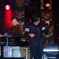 Dalam konser Revolusi Pancasila, Ahmad Dhani menggandeng vokalis lamanya, Ari Lasso. Konser tersebut dalam rangka menyambut hari lahir ke-70 Pancasila dan akan diperingati pada tanggal 1 Juni mendatang.  (Andy Masela/Bintang.com)