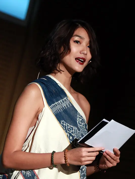 "Di situ saya naruh kontribusi saya, monolog yang saya baca juga salah satu isi dari hati saya. Juga kompleinan kita juga dengan adanya acara ini bisa menyadarkan orang-orang untuk lebih menghargai film," kata perempuan 27 tahun.(Deki Prayoga/Bintang.com)