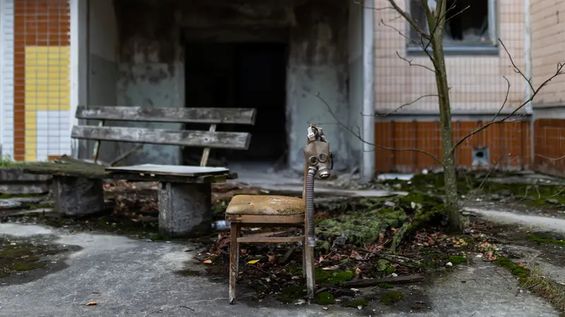 Bangunan terbengkalai di Kota Pripyat di dekat pembangkit listrik tenaga nuklir (PLTN) Chernobyl di Ukraina