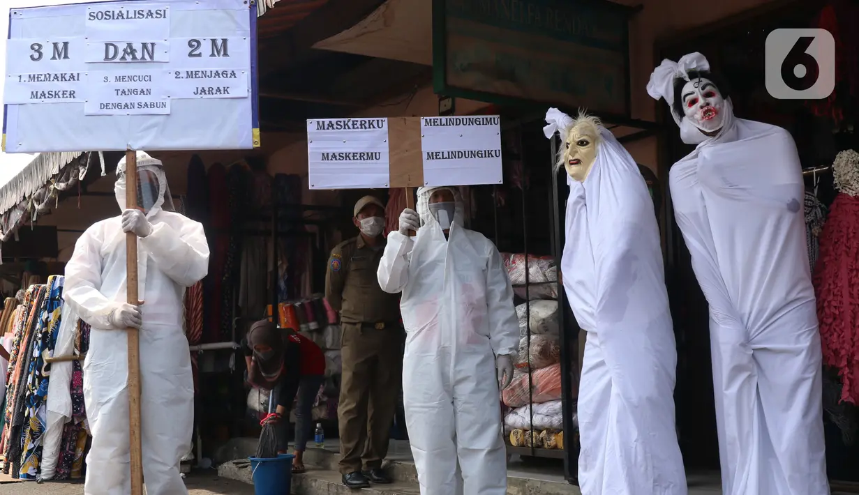 Petugas Kecamatan Larangan berkeliling mengenakan pakaian pocong saat melakukan sosialisasi di Pasar Cipadu, Kota Tangerang, Rabu (16/9/2020). Pocong ini bentuk sosialiasi agar warga memperhatikan perilaku 3M COVID, yaitu memakai masker, menjaga jarak dan mencuci tangan. (Liputan6.com/Angga Yuniar)
