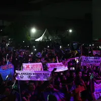 Ribuan Slanker memadati area konser. Para slanker ini datang dari berbagai kota. Lagu Bang Bang Tut dan I Miss U But I Hate U dijadikan tembang andalan mengawali konsernya. Sekitar 25 lagu hits dibawakan dalam konsernya. (Nurwahyunan/Bintang.com)