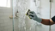 Cara Membersihkan Kaca Kamar Mandi yang Buram dan Berkerak Air Membandel Pakai 2 Bahan Dapur