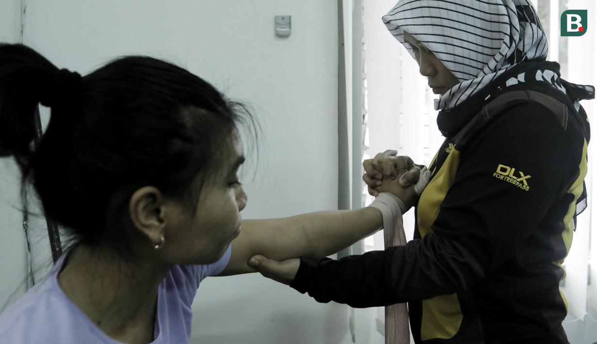 Atlet angkat besi, Sri Wahyuni, saat latihan di Pelatnas angkat besi, Jakarta, Rabu (21/3/2018). Latihan tersebut untuk persiapan Asian Games 2018. (Bola.com/M Iqbal Ichsan)