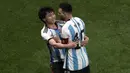 Seorang penyusup lapangan memeluk pemain Argentina, Lionel Messi pada laga persahabatan antara Argentina melawan Australia di Workers' Stadium, Beijing, Kamis (15/06/2023). (AP Photo/Ng Han Guan)