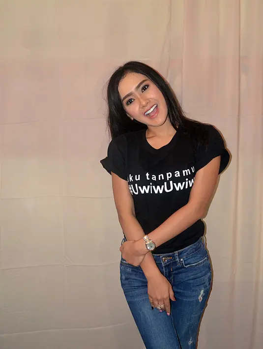 Sekarang ini, ia sedang menikmati hubungannya dengan model dan pemain sinetron, Ical Muhammad. Penyanyi kelahiran Bandung Jawa Barat itu mengaku baru jadian beberapa hari. (Nurwahyunan/Bintang.com)