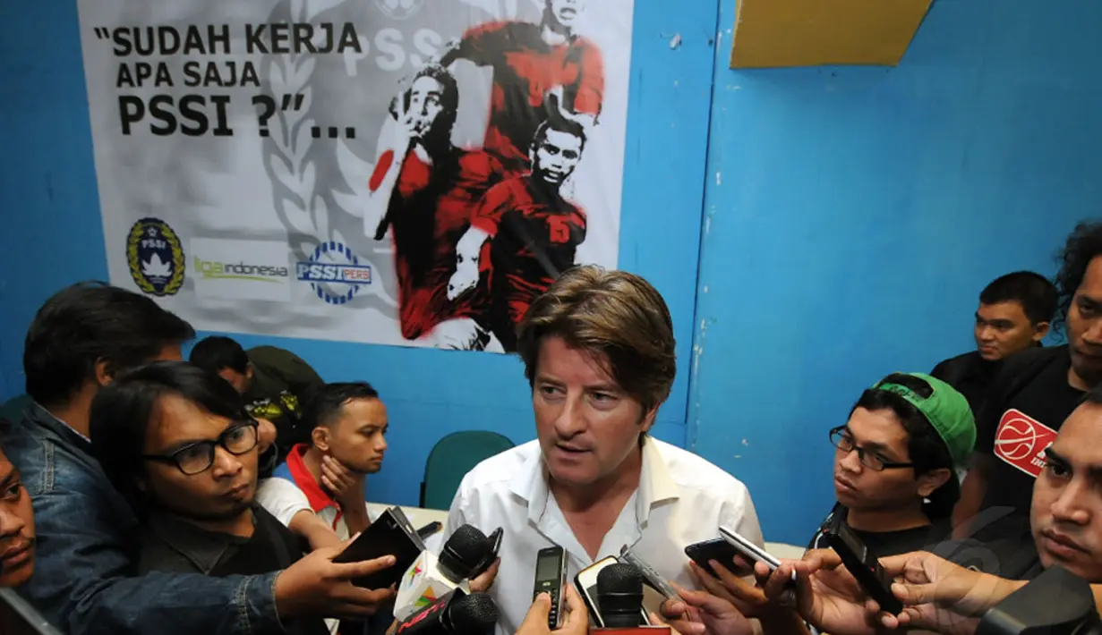 Direktur Teknik PSSI, Pieter Huistra menjawab sejumlah pertanyaan pewarta usai diskusi "Sudah Kerja Apa Saja PSSI?" yang dihelat di Stadion GBK, Jakarta (15/12/2014). (Liputan6.com/Helmi Fithriansyah)